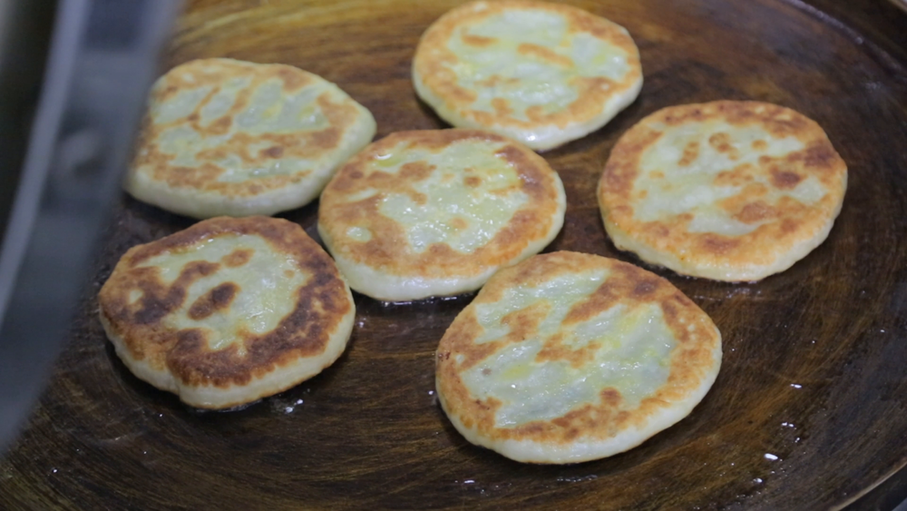 中国传统美食肉馅馅饼煎制过程